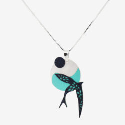 Colgante golondrina azul artesanal bañado en plata, elaborado por Joyas de Papel