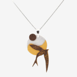 Colgante golondrina dorado artesanal bañado en plata, elaborado por Joyas de Papel