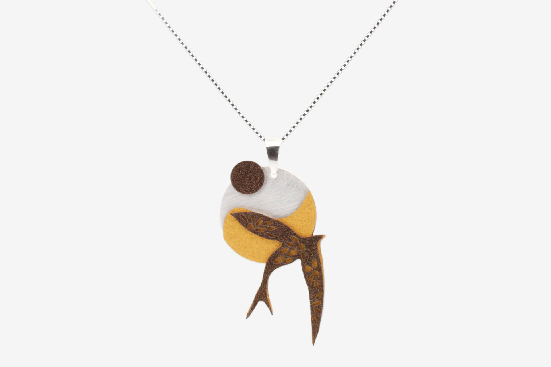 Colgante golondrina dorado artesanal bañado en plata, elaborado por Joyas de Papel