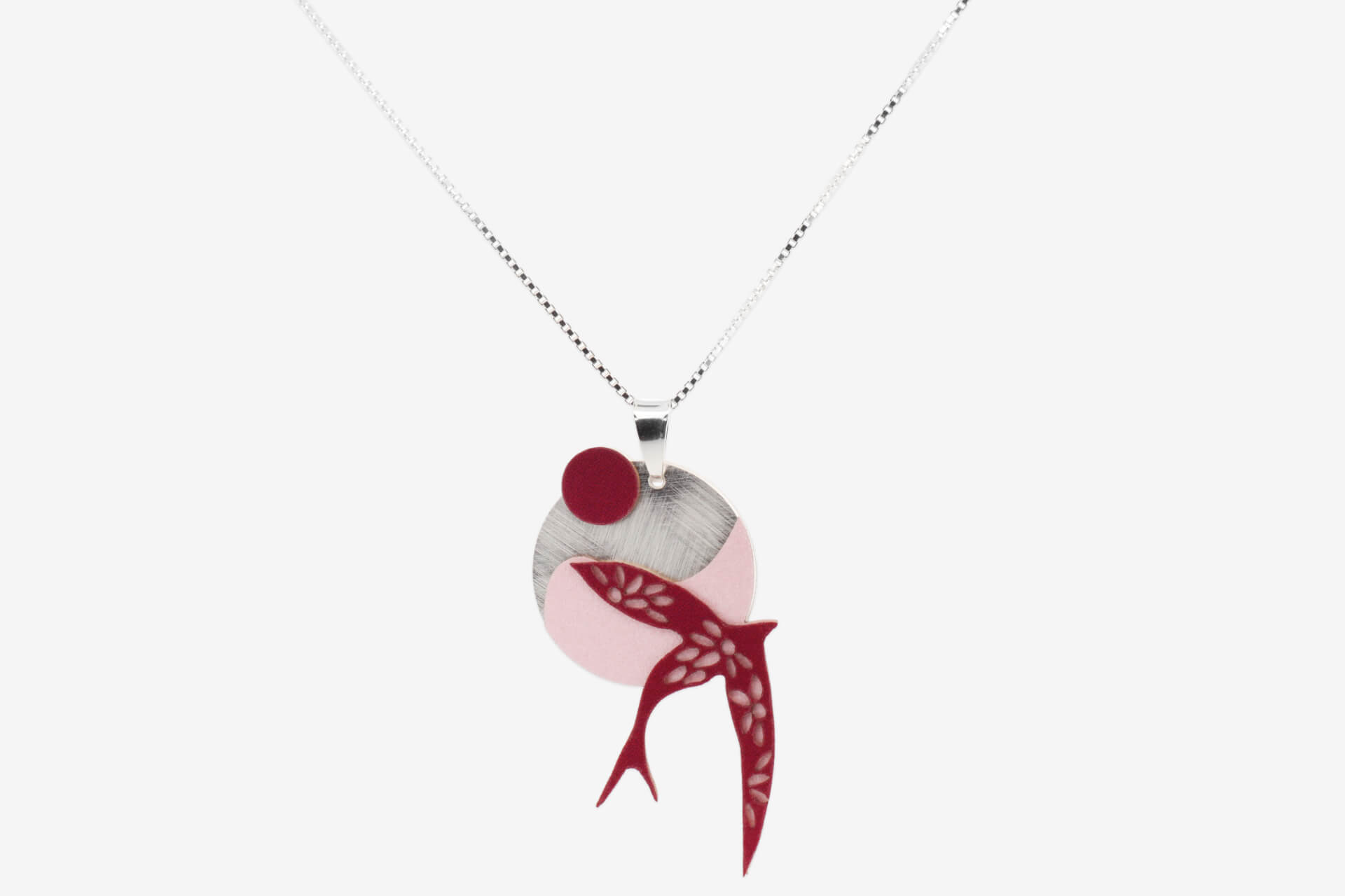 Colgante golondrina granate artesanal bañado en plata, elaborado por Joyas de Papel