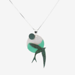 Colgante golondrina turquesa artesanal bañado en plata, elaborado por Joyas de Papel
