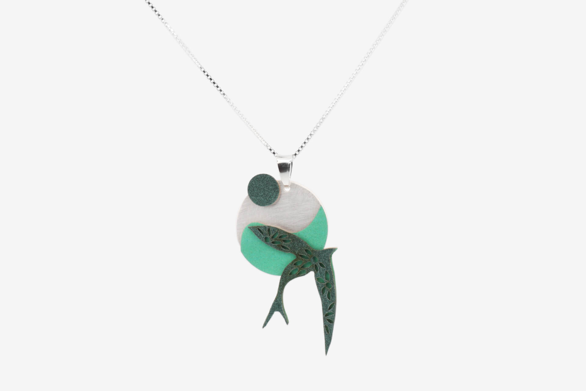 Colgante golondrina turquesa artesanal bañado en plata, elaborado por Joyas de Papel