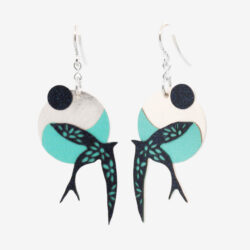 Pendientes gancho golondrina azul elaborado de formma artesanal bañado en plata, elaborado por Joyas de Papel
