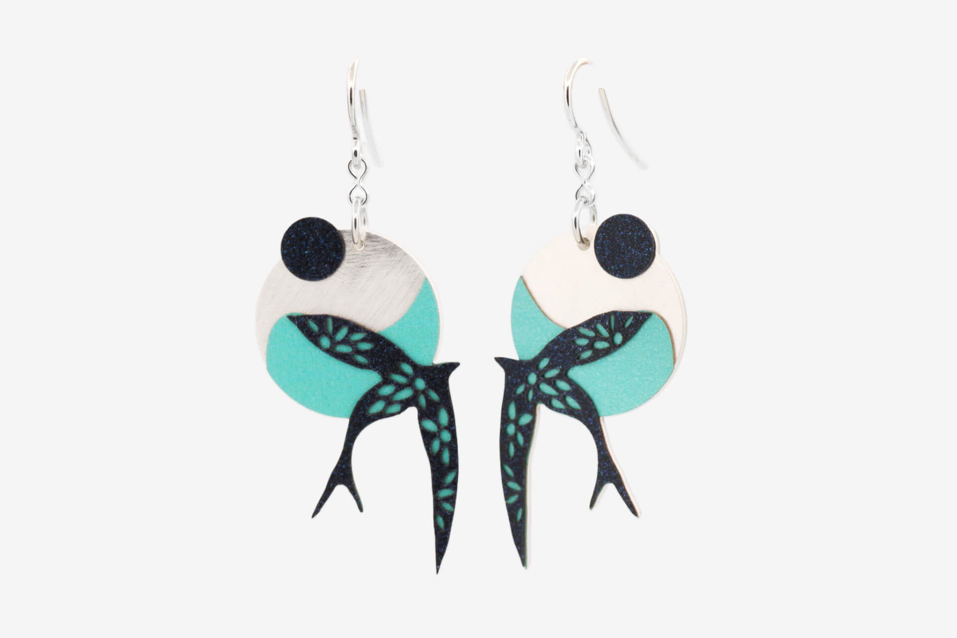 Pendientes gancho golondrina azul elaborado de formma artesanal bañado en plata, elaborado por Joyas de Papel