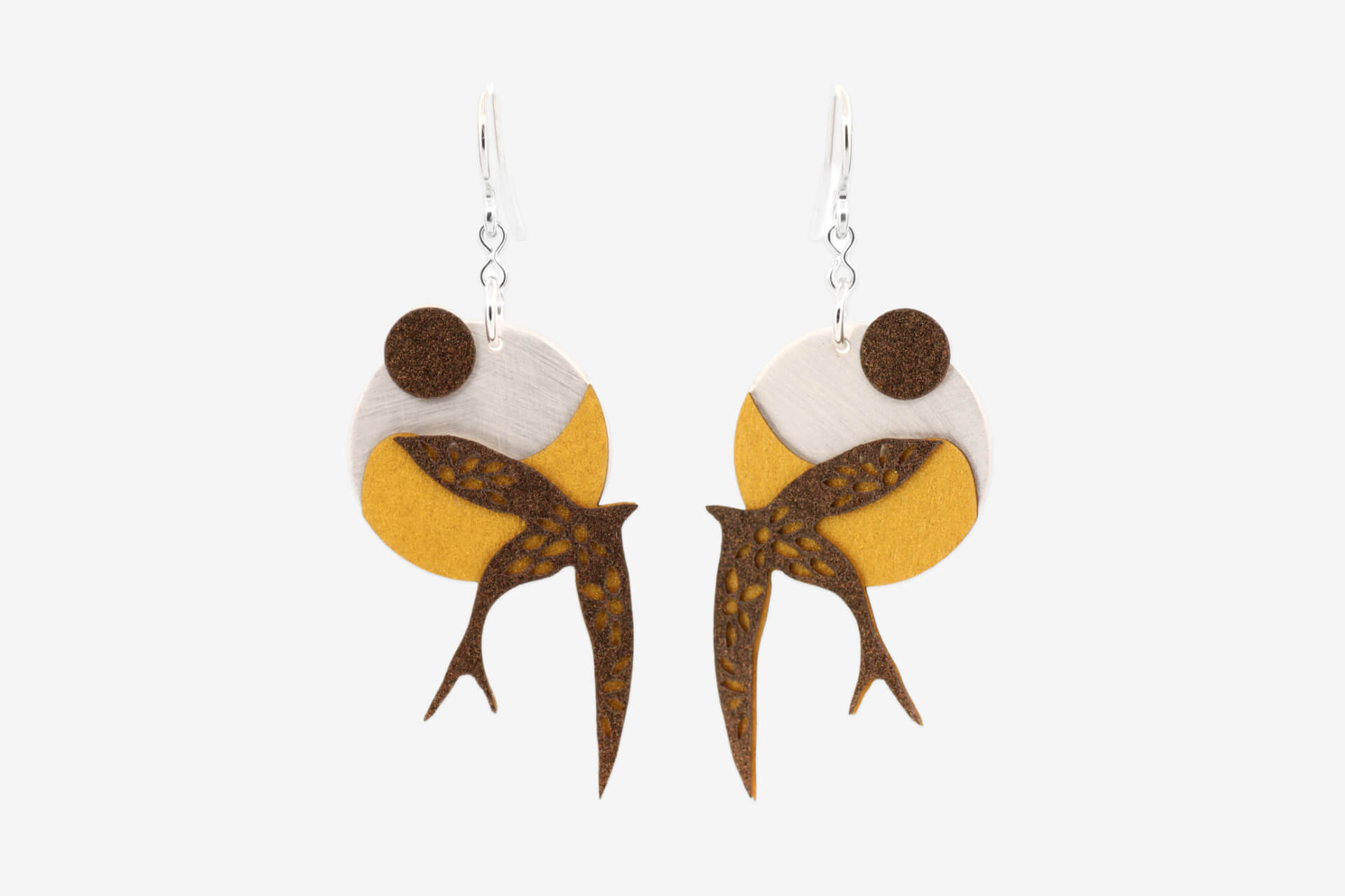 Pendientes gancho golondrina dorado elaborado de formma artesanal bañado en plata, elaborado por Joyas de Papel