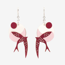 Pendientes gancho golondrina granate elaborado de formma artesanal bañado en plata, elaborado por Joyas de Papel