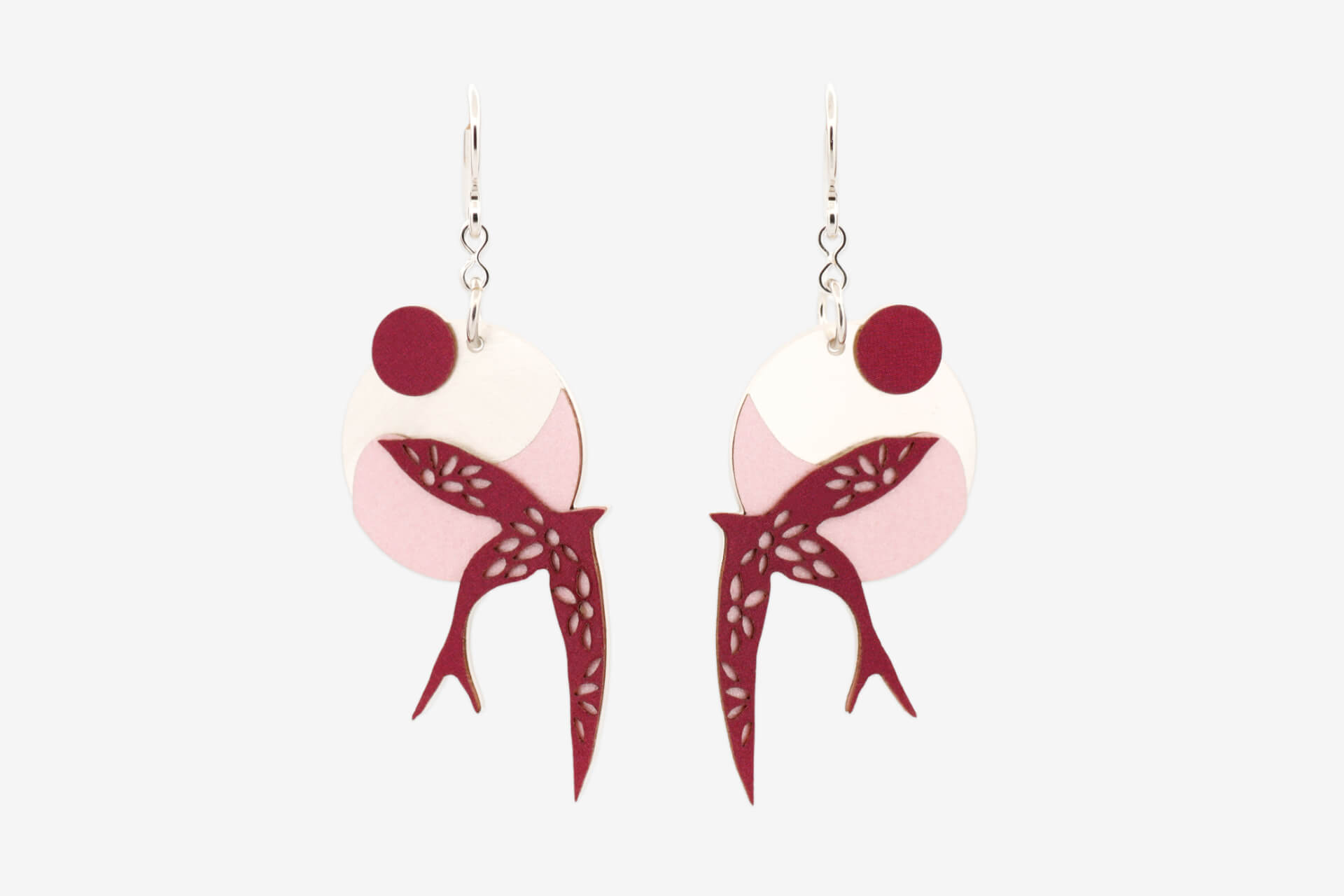 Pendientes gancho golondrina granate elaborado de formma artesanal bañado en plata, elaborado por Joyas de Papel