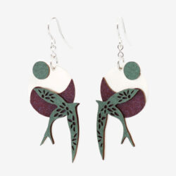 Pendientes gancho golondrina verde artesanal bañado en plata, elaborado por Joyas de Papel