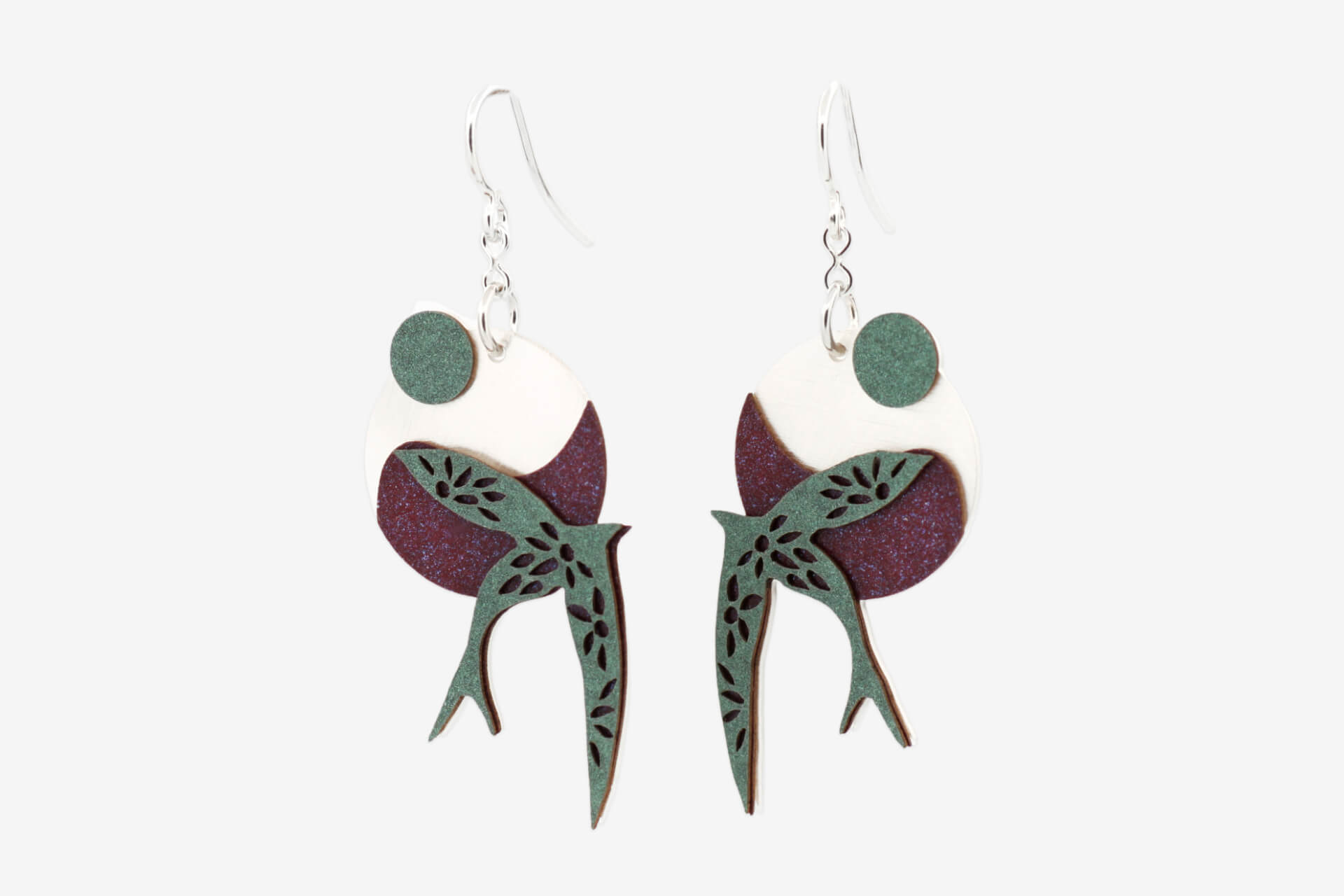 Pendientes gancho golondrina verde artesanal bañado en plata, elaborado por Joyas de Papel